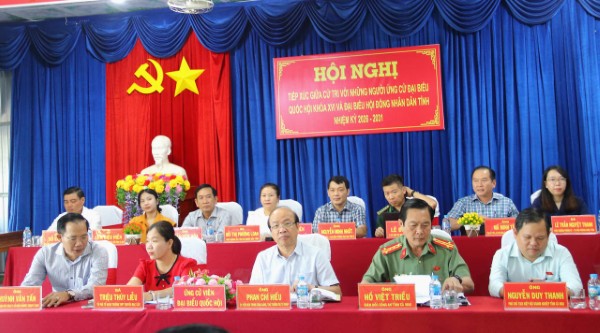 Ứng cử viên ĐBQH tiếp xúc cử tri tại xã Đá Bạc, tỉnh Cà Mau lắng nghe kiến nghị của Nhân dân